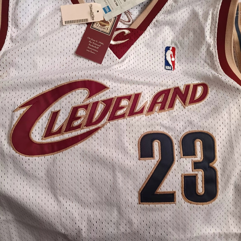 Mitchell & Ness White and Maroon Lebron James Rookie Cavaliers Jersey - Picture 13 of 16